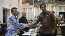 Menteri Keuangan Purbaya Yudhi Sadewa (kanan) berjabat tangan dengan Ketua Komisi XI DPR RI Mukhamad Misbakhun (kiri) sebelum mengikuti rapat kerja di Kompleks Parlemen, Senayan, Jakarta, Rabu (10/9/2025). (merdeka.com/Arie Basuki)