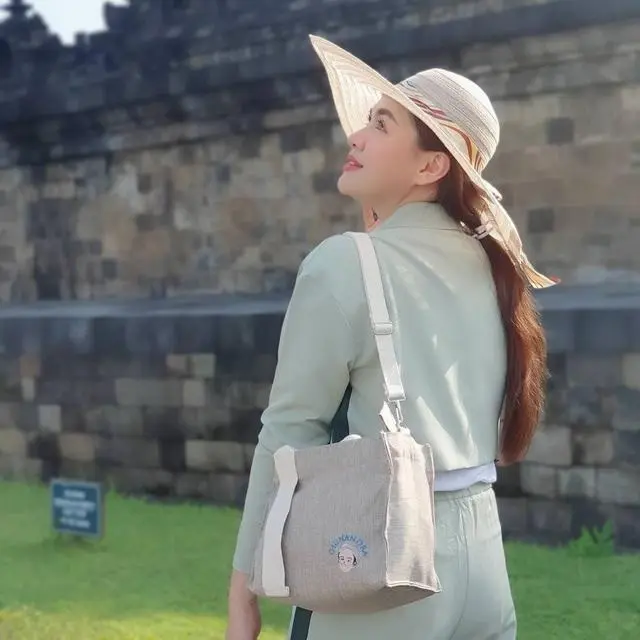 Potret Beda Gaya 6 Penyanyi Cewek Liburan di Candi Borobudur, Tampak Kece