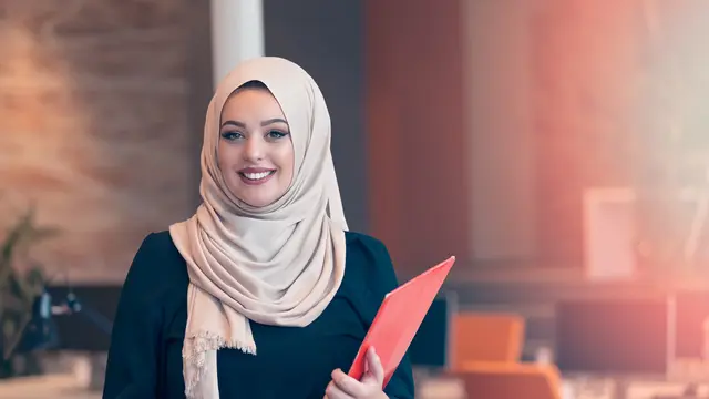 Ilustrasi berhijab ke kantor