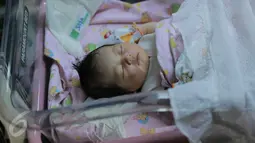 Anak Vokalis Band Kotak Tantri Syalindri Ichlasari di Rumah Sakit  YPK Mandiri, Jakarta, Minggu (24/4). Tantri Kotak Melahirkan melalui proses Caesar dengan berat 3.35 kg panjang 51 cm. (Liputan6.com/Gempur M Surya)