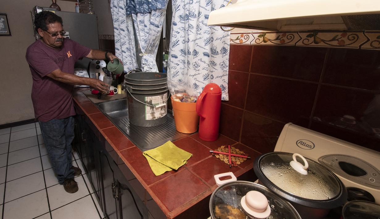 Penjatahan air ini disebabkan oleh kondisi peralihan antara musim kemarau dan musim hujan. Sumber daya air yang tersedia tidak mencukupi untuk memenuhi permintaan, dan status cadangan air yang tepat belum ditentukan. (Ezequiel BECERRA / AFP)