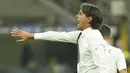 Pelatih Inter Milan, Simone Inzaghi berteriak saat memberikan instruksi kepada para pemainnya saat bertanding melawan Cremonese pada pertandingan lanjutan Liga Serie A Italia di stadion San Siro di Milan, Italia, Rabu (31/8/2022). Dengan kemenangan ini, Inter Milan naik  ke posisi 2 dengan 9 poin. (AP Photo/ Luca Bruno)