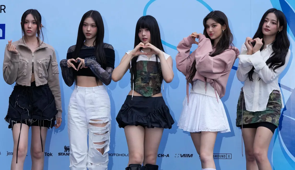 Para anggota grup K-Pop Korea Selatan NewJeans berpose selama Seoul Fashion Week di Dongdaemun Design Plaza di Seoul, Korea Selatan, Selasa, 5 September 2023. (AP Photo/Ahn Young-joon)