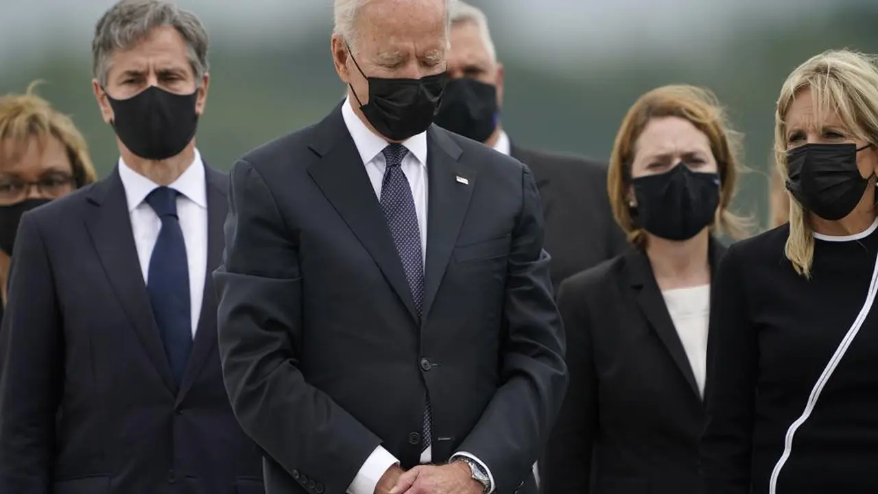 Presiden AS Joe Biden dan Ibu Negara Jill Biden, dan Menteri Luar Negeri AS Antony Blinken di Dover Air Force Base, Delaware, Minggu (29/8/2021). (Photo credit: AP Photo/Carolyn Kaster)