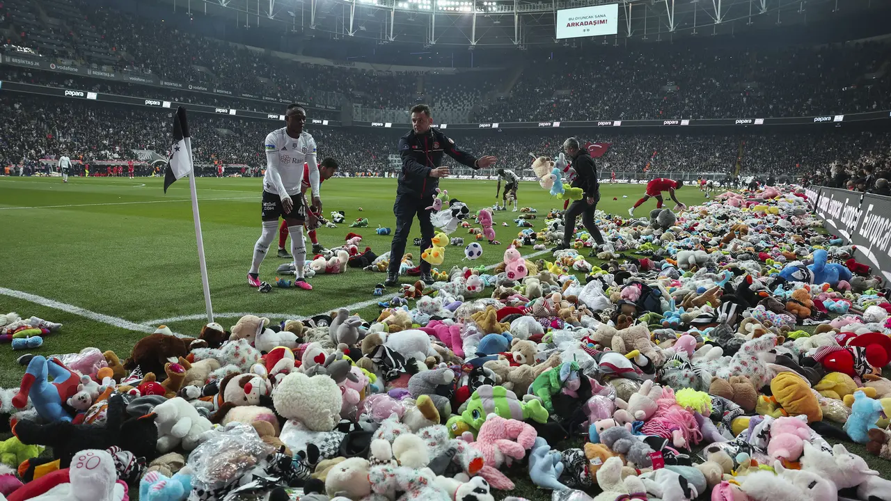 Foto: Bermacam Boneka Hujani Laga Besiktas Melawan Antalyaspor, Bentuk Aksi Dukungan untuk Anak-anak Korban Gempa Turki