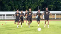 Para pemain Malut United melakukan sesi latihan di Stadion Madya, Jakarta. (Dok. Malut United)