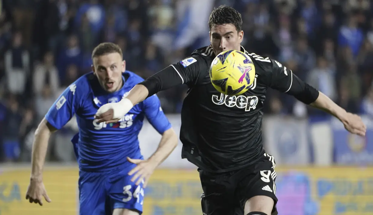 Striker Juventus, Dusan Vlahovic (kanan) menguasai bola dibayangi bek Empoli, Ardian Ismajli pada laga Liga Italia 2022/2023 di Carlo Castellani Stadium, Empoli (22/5/2023). Dusan Vlahovic yang didatangkan Juventus dari Fiorentina pada tengah musim 2021/2022 dengan nilai transfer 81,6 juta euro, saat ini masih memiliki nilai pasar yang cukup tinggi senilai 75 juta euro atau setara Rp1,2 triliun. Manchester United, Chelsea dan Arsenal masih terus dikaitkan dengan sang pemain. (LaPresse via AP Photo/Marco Bucco)