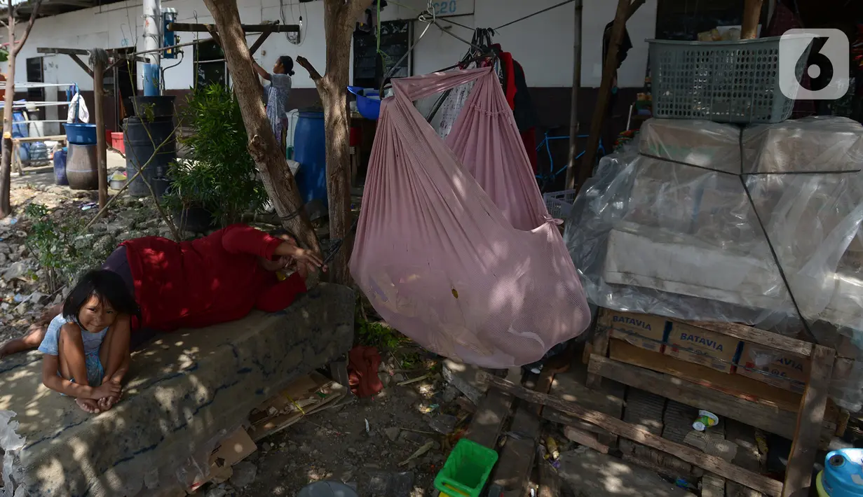 Warga beristirahat di Kampung Akuarium di wilayah Penjaringan, Jakarta Utara, Jumat (21/8/2020). Pembangunan kampung susun Akuarium nantinya dibangun di tanah seluar 10.300 meter persegi dengan total 241 unit hunian. (merdeka.com/Imam Buhori)