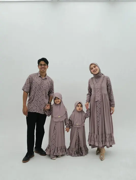 Gemas, potret baju Lebaran sarimbit ala keluarga Dwi Handayani. Keluarga kecil ini memilih tampilan baju Lebaran yang simpel, namun cantik bernuansa keunguan. [Foto: Instagram/dwihandaanda]