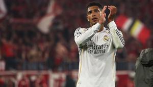 Gelandang Inggris Real Madrid #05, Jude Bellingham, menyapa para penggemar setelah berakhirnya pertandingan leg kedua perempat final Liga Champions UEFA antara FC Bayern Munich dan Real Madrid di Munich, Jerman selatan, pada 16 April 2026. (Karl-Josef HILDENBRAND/AFP)