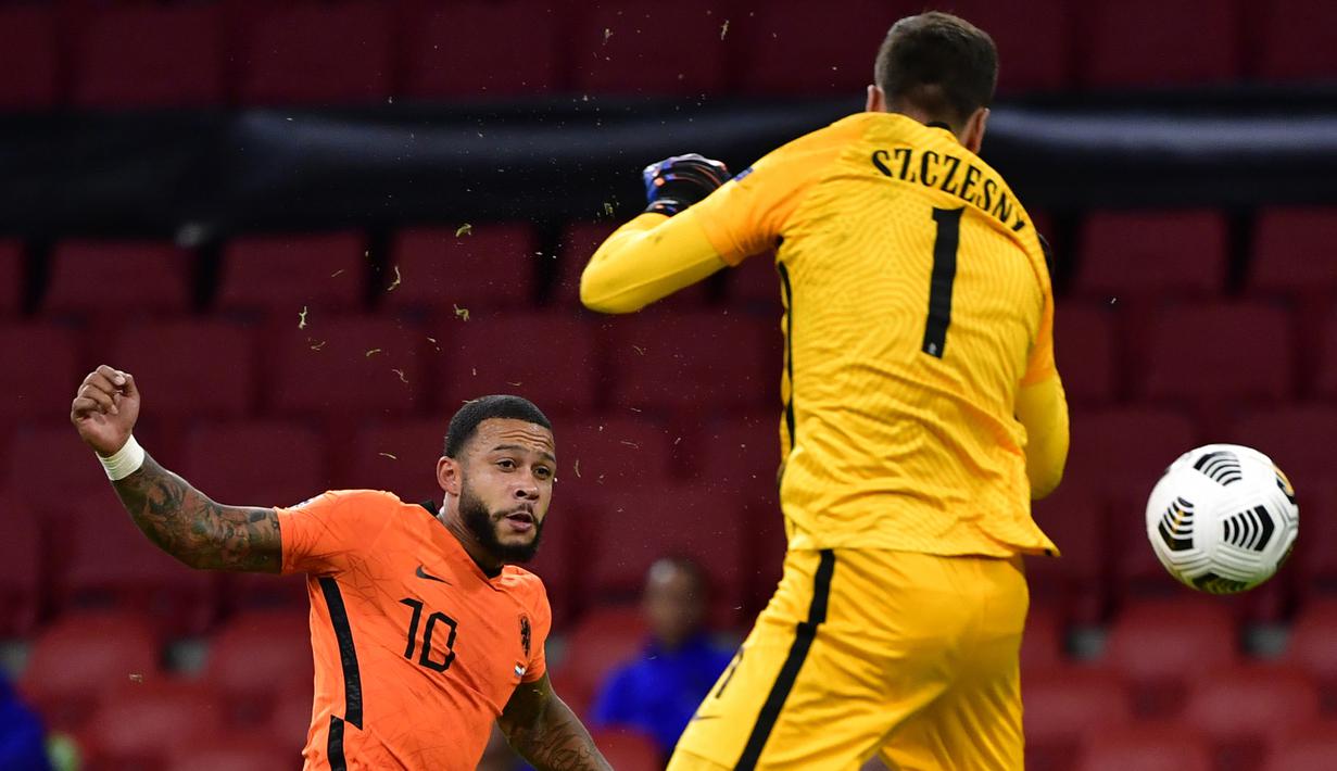 Penyerang Belanda, Memphis Depay, berusaha mencetak gol ke gawang Polandia pada laga UEFA Nations League di Stadion Johan Cruijff Arena, Amsterdam, Sabtu (5/9/2020) dini hari WIB. Belandang menang 1-0 atas Polandia. (AFP/John Thys)