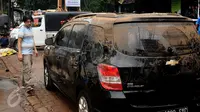 Warga mengecek kondisi kendaraannya setelah terjebak banjir di basement pertokoan di Jalan Kemang Raya, Minggu (28/8). Sejumlah kendaraan terendam air di kawasan Kemang pasca hujan deras di Jakarta, Sabtu (27/8). (Liputan6.com/Helmi Fithriansyah)