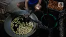 Pekerja memotong dan langsung menggoreng pisang untuk dijadikan keripik di Desa Cogreg, Parung Bogor, Jawa Barat, Kamis (3/9/2020). Keripik Pisang tersebut akan dikirim ke pasar dengan harga Rp 35 ribu untuk menambah pilihan oleh-oleh dari Kota Hujan. (merdeka.com/Dwi Narwoko)