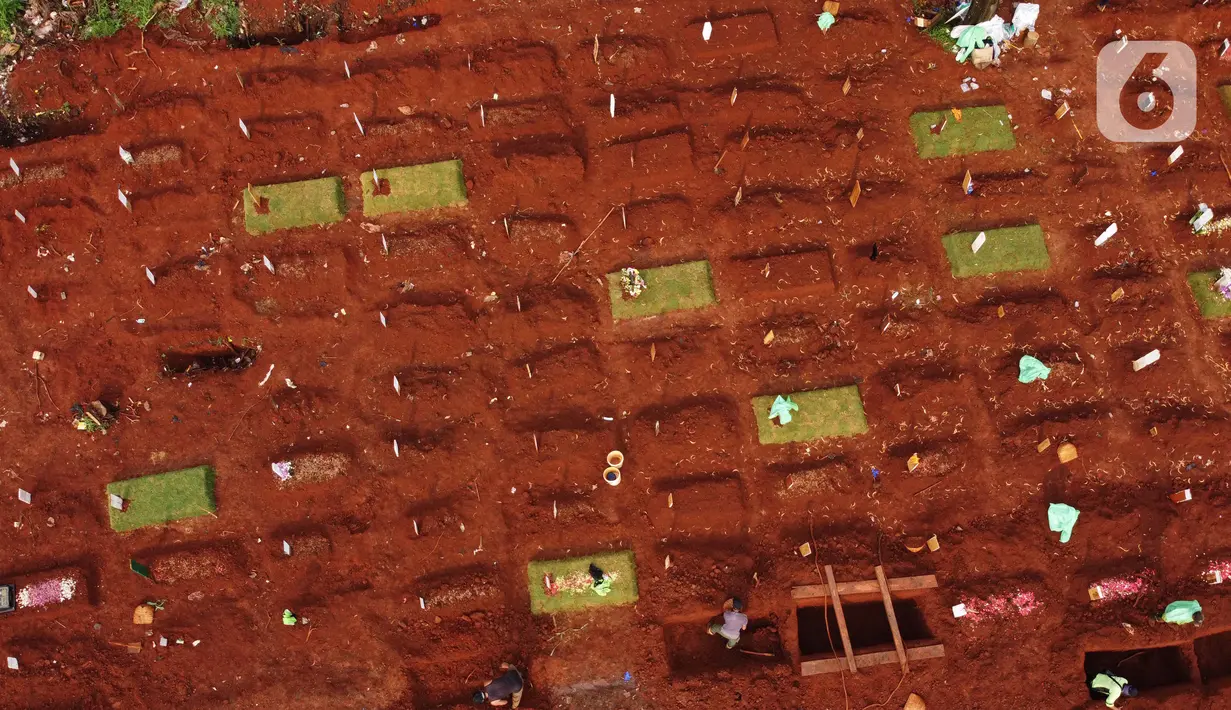 Foto aerial lokasi makam jenazah terduga terinfeksi COVID-19 di TPU Pondok Ranggon, Jakarta, Jumat (8/5/2020). Lahan khusus pemakaman korban COVID-19 yang berlokasi di blok AA-1 sudah penuh sehingga pemakaman jenazah baru dilakukan di lahan sekitar BLAD 115. (Liputan6.com/Helmi Fithriansyah)