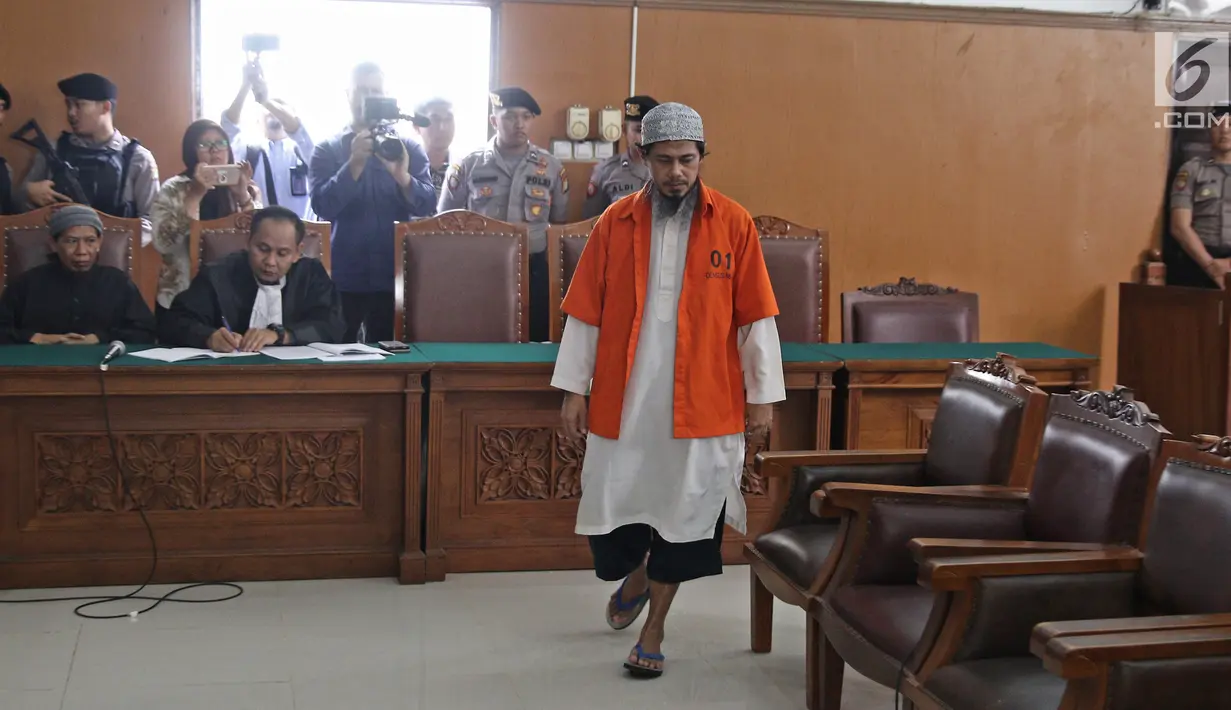 Terpidana kasus pelemparan bom molotov ke Gereja Oikumene, Samarinda, Joko Sugito, menuju kursi untuk bersaksi pada sidang lanjutan terdakwa bom Thamrin, Aman Abdurrachman di Pengadilan Negeri Jakarta Selatan, Selasa (27/3). (Liputan6.com/Herman Zakharia)