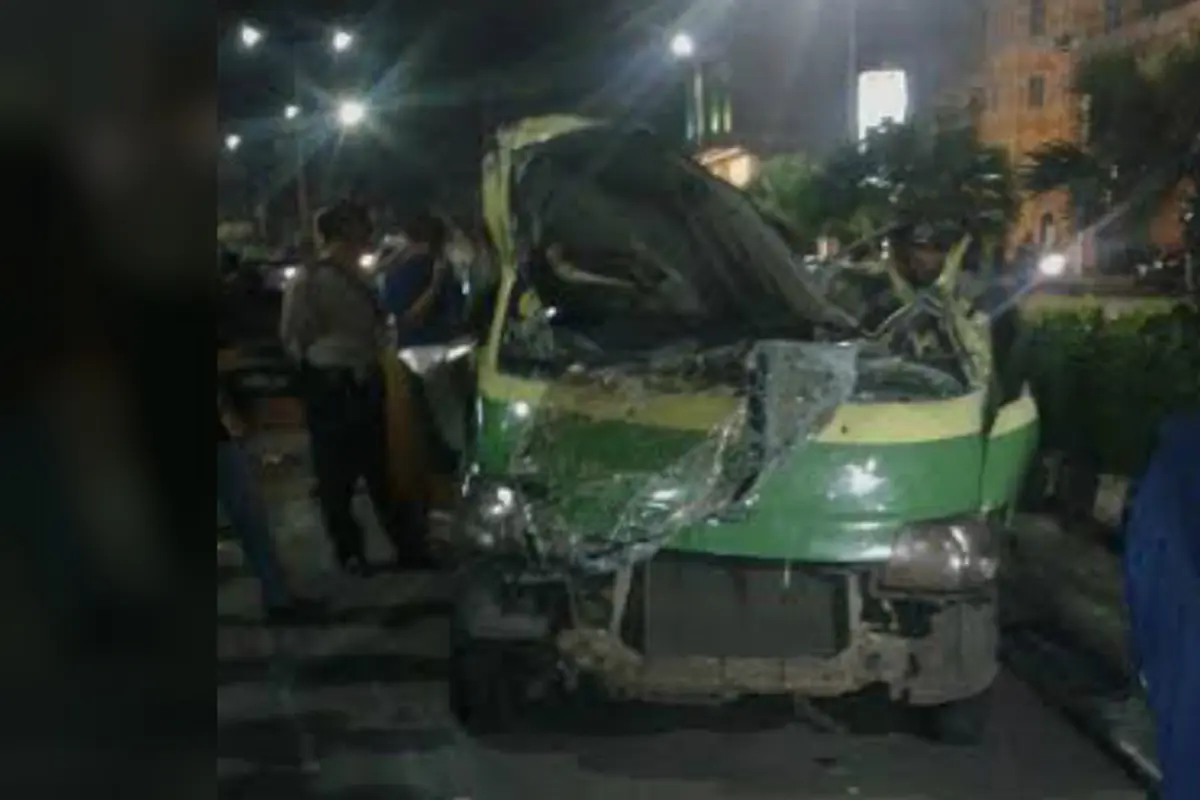 kecelakaan antara angkot dan truk molen