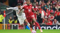 Pemain Manchester United, Bruno Fernandes&nbsp;(kiri), berebut bola dengan pemain Liverpool, Ryan Gravenberch, dalam pertandingan Liga Inggris antara Liverpool dan Manchester United di Liverpool, Inggris, Minggu, 19 Oktober 2025. (AP Photo/Ian Hodgson)&nbsp;&nbsp;&nbsp;