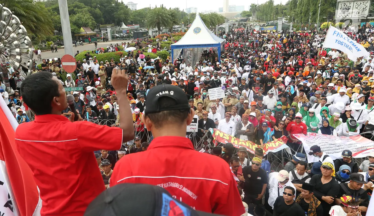 Ribuan honorer K2 seluruh Indonesia berunjuk rasa di depan Istana Merdeka, Jakarta, Selasa (30/10). Mereka juga meminta diangkat menjadi PNS tanpa tes dan tanpa batasan usia. (Liputan6.com/Angga Yuniar)