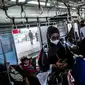 Sejumlah penumpang naik kereta rel listrik (KRL) di Stasiun Manggarai, Jakarta, Kamis (19/5/2022). Penambahan kapasitas penumpang KRL menjadi 80 persen dibuat menyesuaikan aturan terbaru Surat Edaran (SE) Kementerian Perhubungan Nomor 57 Tahun 2022 tentang Petunjuk Pelaksanaan Perjalanan Orang dalam Negeri dengan Transportasi Perkeretaapian pada Masa Pandemi COVID-19. (Liputan6.com/Faizal Fanani)