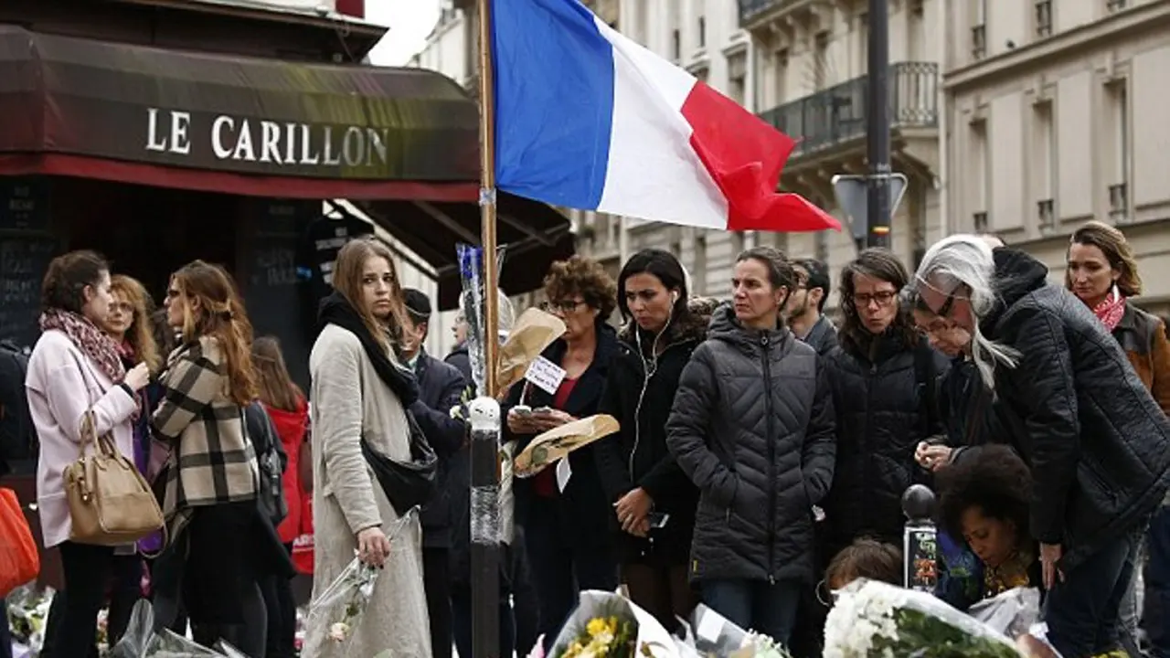 Dekorasi Merah-Putih-Biru Warnai Peringatan Korban Teror Paris
