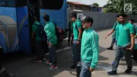 Pemain Timnas Indonesia, Irfan Bachdim (tengah) bersiap naikl bis menuju Bandara Soekarno Hatta, Tangerang, Banten, Senin (5/6). Timnas Indonesia akan melakoni laga uji coba melawan Kamboja pada 8 Juni mendatang. (Liputan6.com/Helmi Fithriansyah)