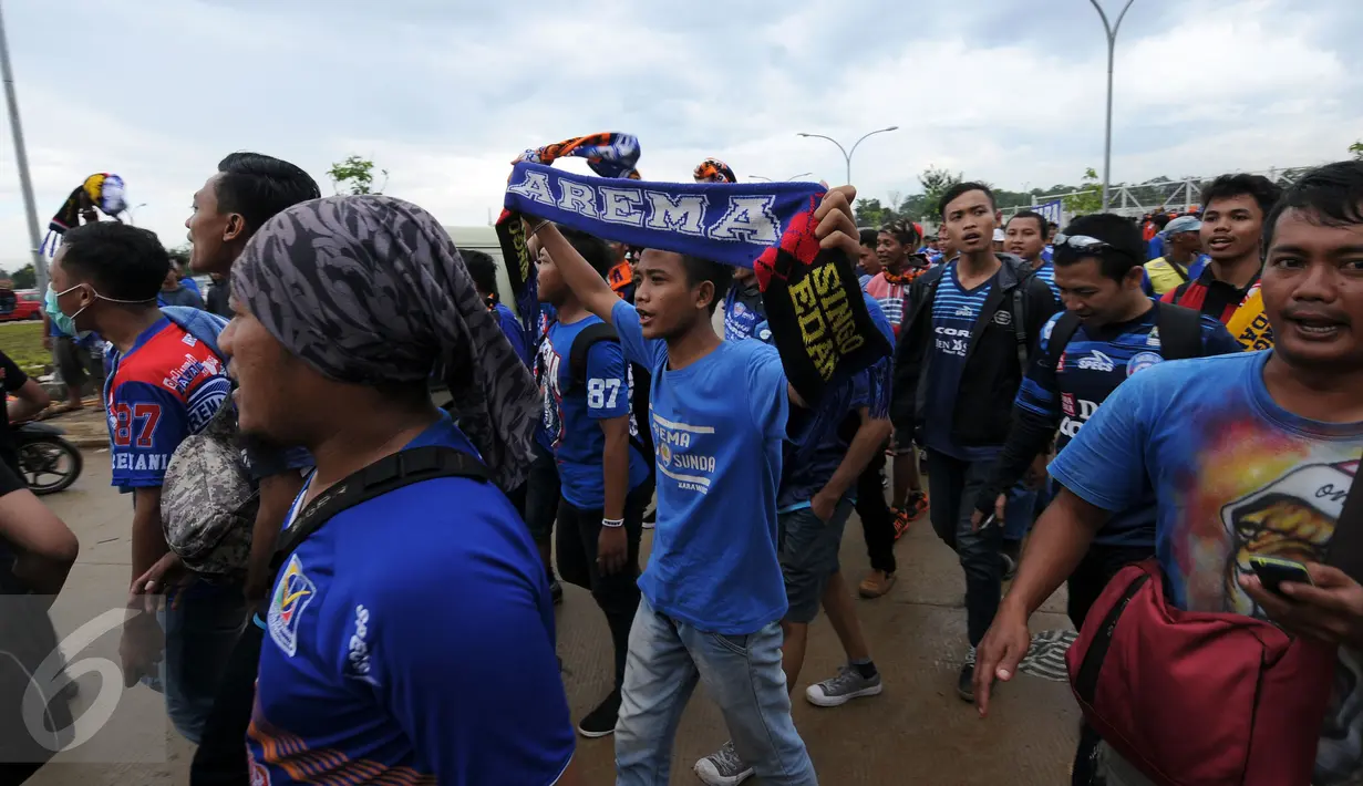 Suporter Arema bernyanyi saat di Stadion Pakansari, Kab Bogor untuk menyaksikan laga final Piala Presiden 2017, Sabtu (12/3). Di final, Arema FC dan PBFC akan berlaga memperebutkan gelar juara Piala Presiden 2017. (Liputan6.com/Helmi Fithriansyah) 