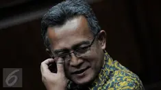 Terdakwa Ketua PTUN Medan, Tripeni Irianto Putro divonis Hakim dengan hukuman 2 tahun penjara dan denda Rp200 juta subsider 2 bulan kurungan, Jakarta, Kamis (17/12/2015). Tripeni terbukti menerima suap dari OC Kaligis. (Liputan6.com/Helmi Afandi)