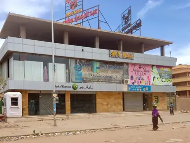 Sebuah foto yang diambil pada tanggal 30 April 2023, menunjukkan sebuah cabang bank yang ditutup di ibu kota Sudan, Khartoum. (Photo by AFP)