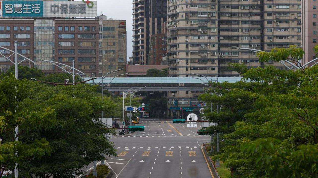 Suasana jalanan yang mendadak sepi bak kota mati selama latihan serangan udara di Taipei, Taiwan, pada 23 Juli 2024. Militer Taiwan kembali menggelar Wan An, sebuah latihan tahunan yang menyimulasikan serangan udara dari musuh. Latihan ini diikuti seluruh