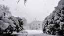 Salju turun di Gedung Putih, Washington, saat badai musim dingin bertiup ke wilayah Atlantik Tengah pada Senin (3/1/2022). Hujan salju lebat disertai angin kencang mengguyur wilayah tenggara dan tengah Amerika Serikat. (AP Photo/Andrew Harnik)