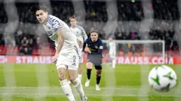Pemain FC Copenhagen, Kevin Diks mencetak gol melalui tendangan penalti ke gawang Heart of Midlothian pada laga lanjutan UEFA Conference League 2024/2025 di Parken Stadium, Copenhagen, Denmark, Jumat (13/12/2024). (AP Photo/Ritzau Scanpix/Mads Clauss Rasmussen)