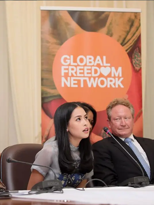 Maudy berkesempatan hadir memenuhi undangan menandatangani komitmen memerangi perbudakan modern. Acara berlangsung di Istana Wakil Presiden Selasa (14/3/2017).  (Instagram/maudyayunda)