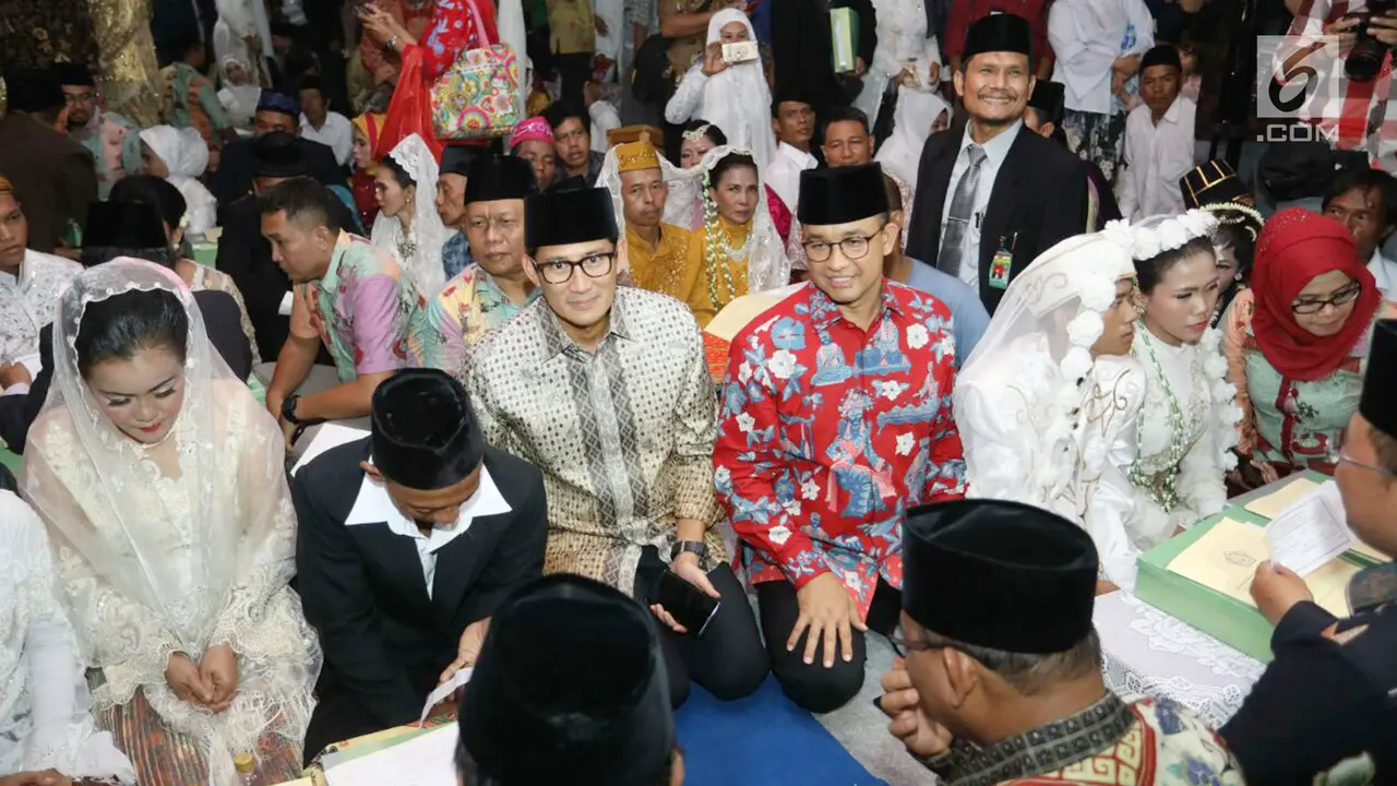 FOTO: Senyum Bahagia Pasangan Nikah Massal di Malam Tahun Baru