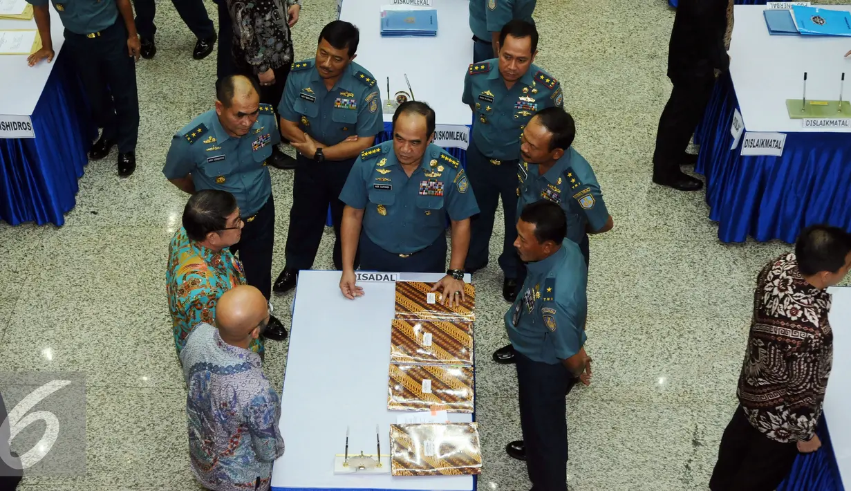 KSAL, Laksamana TNI Ade Supandi (tengah) memeriksa proses penandatanganan kontrak pengadaan barang dan jasa dengan sejumlah mitra di Mabes TNI AL, Jakarta, Kamis (7/1/2016). Kontrak tersebut untuk tahun anggaran 2016. (Liputan6.com/Helmi Fithriansyah)