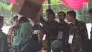 Petugas KPPS menunjukkan kotak suara Pemilu 2019 jelang digunakan di TPS 041 Kampung Curug, Desa Bojong Koneng, Babakan Madang, Kabupaten Bogor, Jawa Barat, Rabu (17/4). (Liputan6.com/Helmi Fithriansyah)