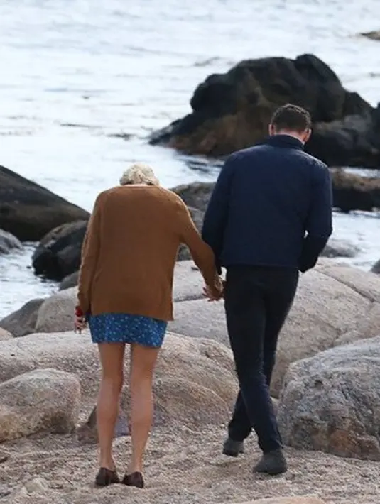 Pria tersebut adalah aktor dari film 'Thor', Tom Hiddleston. Taylor dan Tom tertangkap sedang bermesraan di pantai Rhode Island (15/6). (sunimage/Bintang.com)