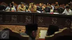 Dirjen Pajak Kemenkeu Ken Dwijugiasteadi (kedua kanan) menghadiri sidang gugatan terhadap UU Pengampunan Pajak (Tax Amnesty) di MK, Jakarta, Rabu (28/9). Sidang mendengarkan keterangan dari saksi ahli yang disiapkan pemohon. (Liputan6.com/Faizal Fanani)