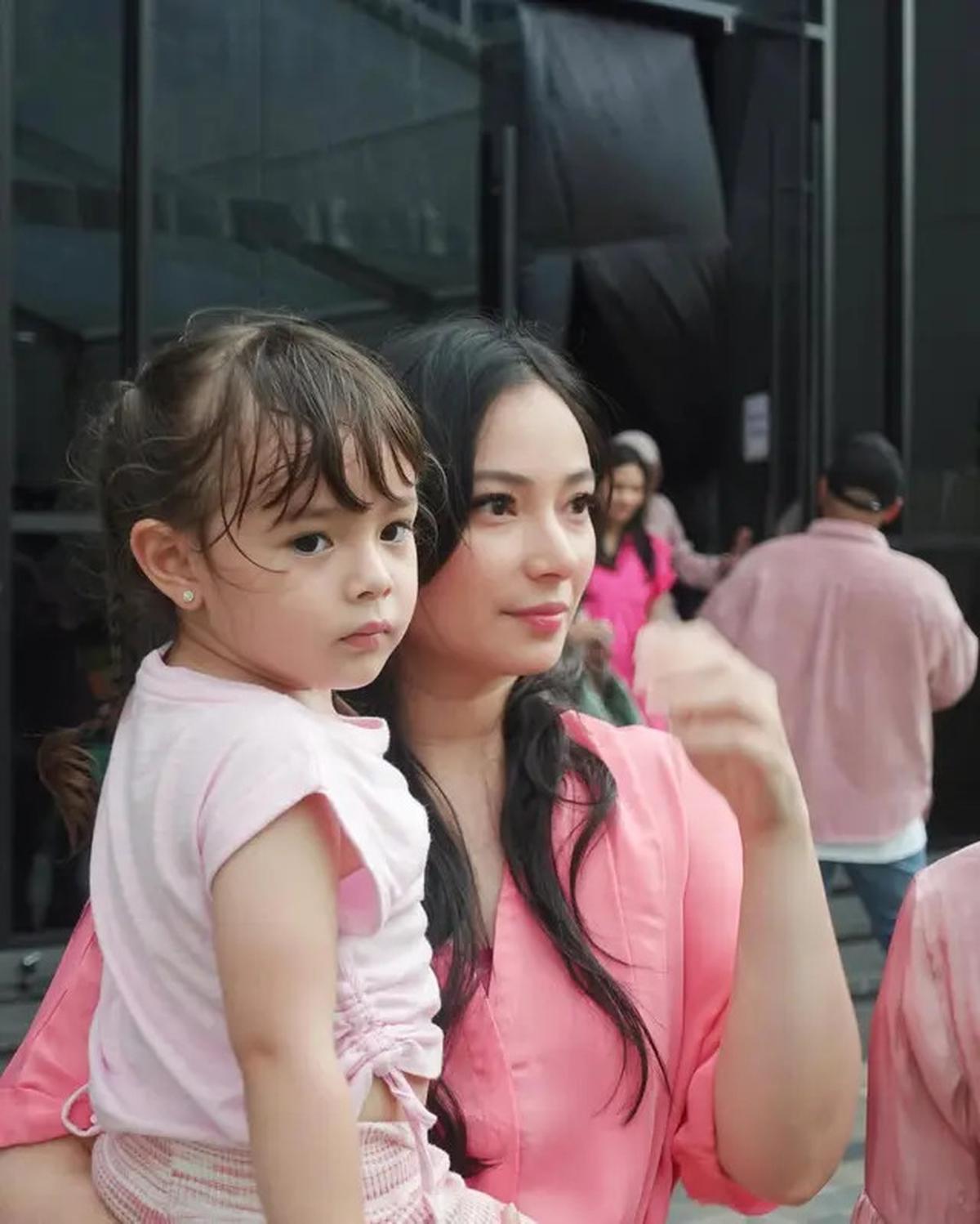 6 Potret Asmirandah Bareng Chloe di Berbagai Acara Launching Produk, Selalu Selaras