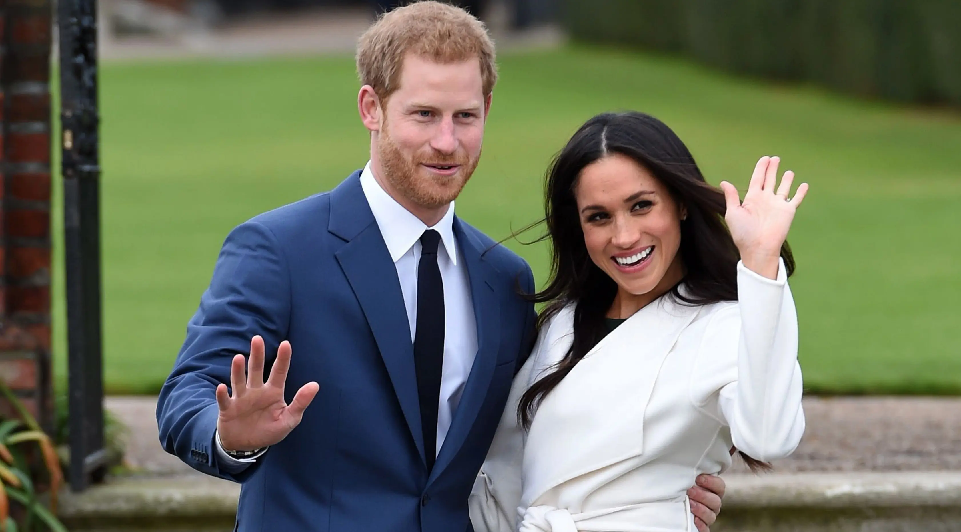 Pangeran Harry dan aktris AS, Meghan Markle berpose untuk media saat mengumumkan pertunangan mereka di Kensington Palace, London, Senin (27/11). Pangeran Harry dan Meghan Markle akan menikah pada musim semi 2018 mendatang. (Eddie Mulholland/Pool via AP)