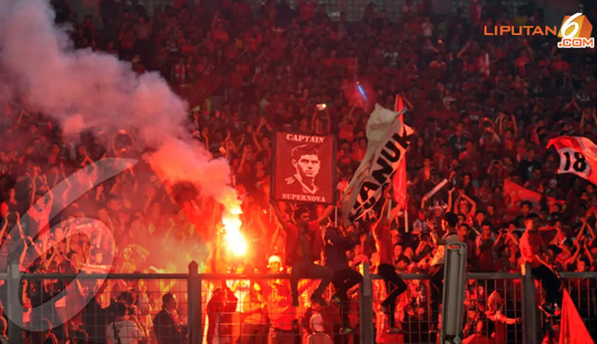 Poster bergambar kapten Liverpool Steven Gerrard dibentangkan penonton di Stadion Utama GBK, Jakarta. (Liputan6.com/Helmi Fithriansyah)