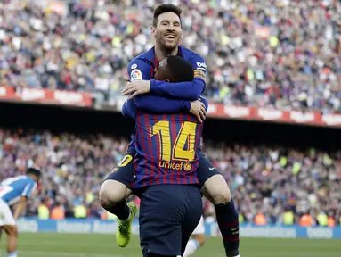 Striker Barcelona, Lionel Messi, bersama Malcom merayakan gol yang dicetaknya ke gawang Espanyol pada laga La Liga di Stadion Camp Nou, Sabtu (30/3). Barcelona menang 2-0 atas Espanyol. (AP/Manu Fernandez)
