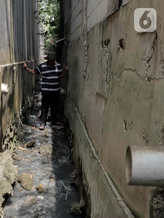 Kondisi jalan yang sulit dan faktor usia, membuat pasangan lansia itu kewalahan setiap kali bolak-balik menuju rumah mereka. Alhasil keduanya memilih tinggal di warung sate yang berjarak sekitar 100 meter dari rumahnya. (Liputan6.com/Herman Zakharia)