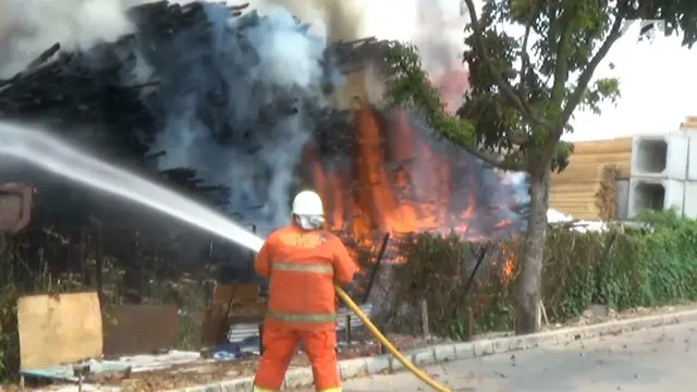Kebakaran melanda kompleks gudanh milik PU, diduga penyebabnya adalah puntung rokok yang dibuang oleh warga