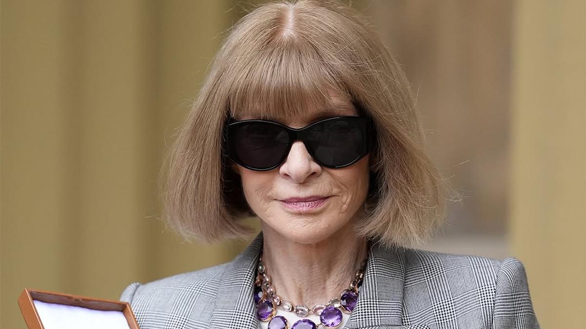 Anna Wintour Dapat Gelar Kehormatan dari Kerajaan Inggris, Tampil Formal dengan Busana Serba Abu-Abu
