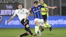 <p>Gelandang Inter Milan, Nicolo Barella berebut bola dengan pemain Spezia, Szymon Zurkowski ada pertandingan lanjutan Liga Serie A Italia di Stadion Alberto Picco di La Spezia, Italia, Sabtu (11/3/2023). Spezia menang atas Inter Milan dengan skor 2-1. (Tano Pecoraro./LaPresse via AP)</p>
