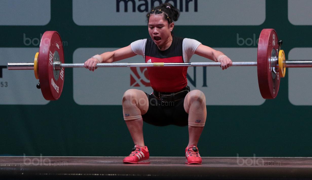 Eskpresi Yolanda Putri saat gagal mengangkat beban saat turun pada kelas 48 kg di Hall A Arena PRJ, Jakarta, Rabu (11/2/2018). Yolanda Putri berhasil meraih medali perunggu dengan total angkatan 158. (Bola.com/Nicklas Hanoatubun)