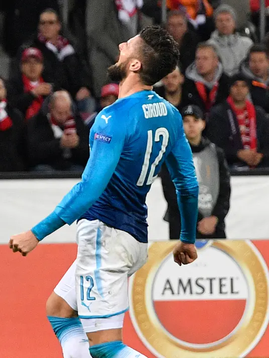 Pemain Arsenal, Olivier Giroud meneriakkan emosinya pada matchday kelima Liga Europa Grup H kontra FC Koln di RheinEnergieStadion, Jumat (24/11). Meski kalah 0-1 dari tuan rumah FC Koln, Arsenal tetap lolos sebagai juara Grup H. (AP/Martin Meissner)
