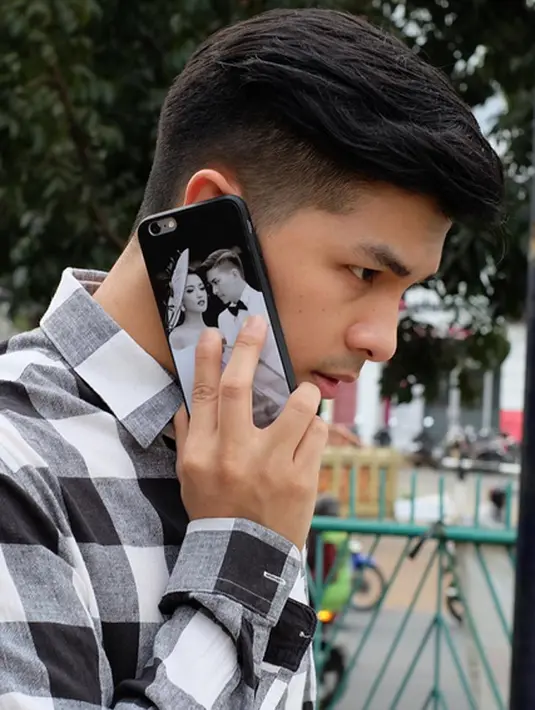 Satu lagi foto pre-wedding mesra Glenn Alinskie dan Chelsea Olivia di casing handphone. (Photo : Instagram)