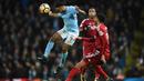 Aksi pemain Manchester City, Raheem Sterling (kiri) saat menyundul bola dari kepungan pemain Watford pada lanjutan Premier League di Etihad stadium, Manchester, (2/1/2018).  City menang 3-1. (AFP/ Oli Scarff)