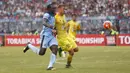 Pemain Persela Lamongan, Herman Dzumafo (kiri), berusaha melewati hadangan pemain Gresik United dalam laga Torabika Soccer Championship presented by IM3 Ooredoo di Stadion Surajaya, Lamongan, Sabtu (30/4/2016). Gresik United menang 1-0. (Bola.com/Fahrizal